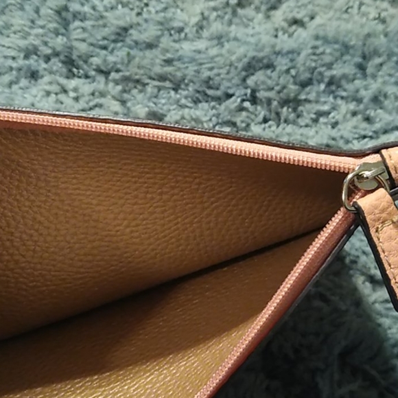 🥰🥰 Peach wristlet - Picture 2 of 2